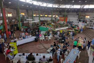 Foto | LA PATRIA  Concejales sesionaron ayer en pleno pabellón central de La Galería, donde el próximo año se renovará el techo. 