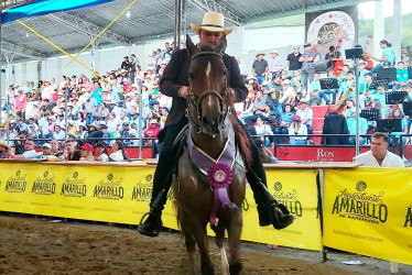 Propios y visitantes llenaron las gradas y la carpa del estadio para ver a los mejores de la Exposicion.