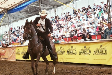 Con gradas llenas los equinos y sus jinetes se exhibieron en Neira. 