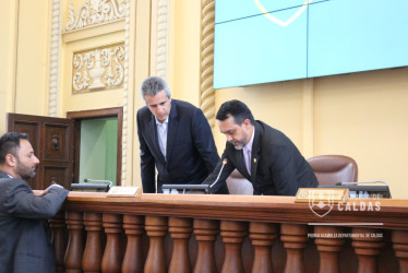 El alto consejero para las regiones, Luis Fernando Velasco (c), se posesionó este martes como gobernador ad-hoc para participar en la elección del rector de la U. de Caldas.