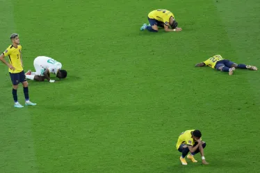 Bamba Dieng (2i) de Senegal y jugadores de Ecuador reaccionan después del partido de fútbol del Grupo A de la Copa Mundial de la FIFA 2022 entre Ecuador y Senegal en el Estadio Internacional Khalifa en Doha, Catar.