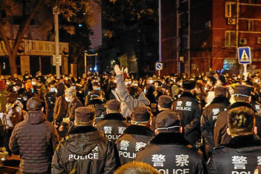 Algunas grabaciones mostraron cómo cientos de personas marchaban por las calles de diferentes ciudades en contra de los confinamientos.