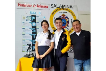 Estudiantes Laura Sofía Arcila Soto, Juan Fernando Bedoya Franco y el docente Héctor Fabio Álvarez Loaiza, de la Institución Educativa Pío XII, de Salamina.