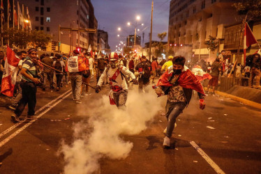 Cientos de manifestantes, a favor de Pedro Castillo y en contra del Congreso, se manifiestan en las calles del centro, hoy en Lima (Perú).