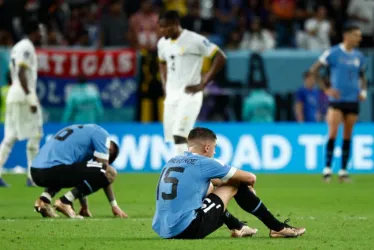 La tristeza de los jugadores uruguayos Mathías Olivera y Federico Valverde al quedar eliminados de la cita mundialista. Vencieron a Ghana (0-2), pero no les alcanzó.