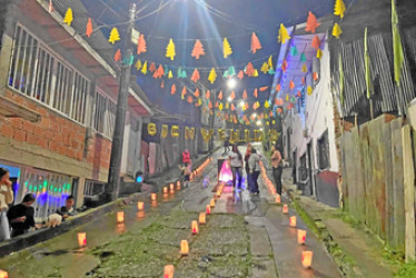 Manzanares  Fotos | Henry Giraldo | LA PATRIA  Algunas cuadras del municipio fueron decoradas en su totalidad con faroles realizados con bolsas de papel. Asimismo, como es tradición la Emisora Voces FM96 realizó el concurso de cuadras para que las familias compartierán en estas fechas.