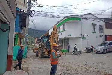 Ciudadanía no respeta las señales en obra de calle de Manzanares