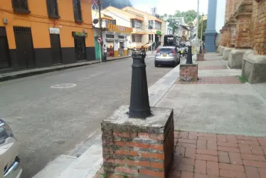  La comunidad espera atenta la reposición de las siete luminarias junto al templo La Candelaria, que fueron partidas.