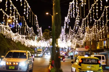 Cuelgan las luces en la Avenida El Libertador, de Anserma.