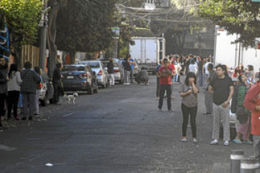 Foto | EFE | LA PATRIA  Algunos ciudadanos salieron de sus casas y departamentos al escuchar la alarma.