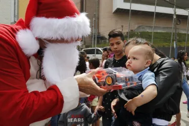 El papá Noel fue un funcionario de la Oficina del Afecto de Ospedale y fue una de las personas que entregó regalos a los niños.