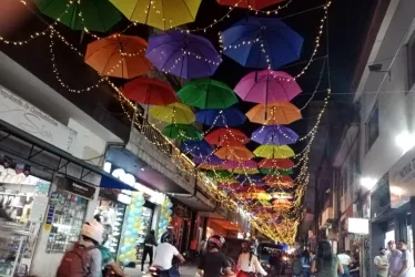 Las sombrillas de colores y luces colgantes adornan parte de la carrera 8 de Chinchiná.