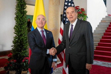 Foto / @cancillería.gov / LA PATRIA El ministro de Exteriores de Colombia, AlvaroLeyva, recibió al secretario de Seguridad Nacional de EE.UU., Alejandro Mayorkas para dialogar sobre la migración desde un enfoque regional.