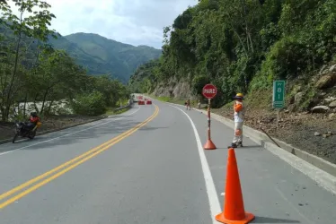 Antes de viajar, comuníquese con el #767 para conocer el estado de la carretera y evitar quedar atrapado en un cierre de vía por posible derrumbe o caída de rocas.