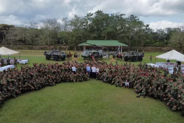 El presidente, Gustavo Petro (c), con parte de su equipo de Gobierno, visita a las tropas del Ejército en Saravena (Arauca).