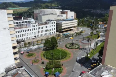 Este es el sector de Fundadores, en el centro de Manizales. Al fondo, el Teatro y el centro comercial que llevan el mismo nombre. 