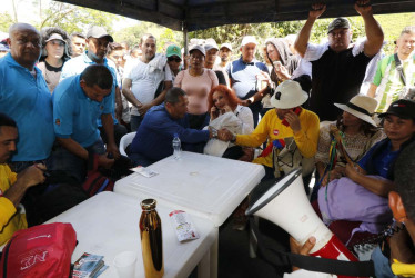 Mesa de negociación entre los mineros tradicionales de Marmato y el Gobierno nacional a principios de mes.