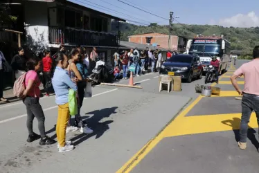 A las 9:15 a.m. de ayer decidieron bloquear la vía que de Manizales conduce a Neira.