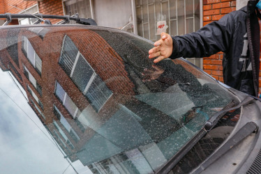 En los carros estacionados en la calle se puede notar el elevado nivel de precipitación de ceniza.