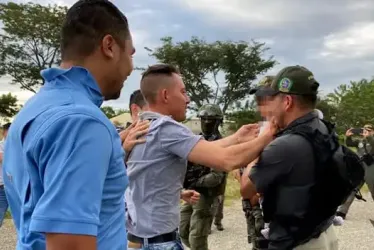 El director de la Policía Nacional, general Henry Sanabria, publicó en su cuenta de Twitter una foto del niño abrazando a su padre y escoltado por miembros de la Dirección Antisecuestro y Antiextorsión de la institución.