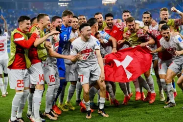 Los futbolistas de Suiza celebran la victoria y la clasificación durante el partido de fútbol del Grupo G de la Copa Mundial de la FIFA Qatar 2022 entre Serbia y Suiza en el Estadio 974, en Doha, Catar.