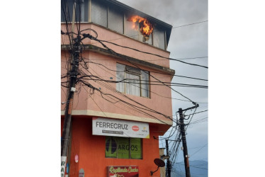 Los vecinos alertaron al organismo de socorro tras notar que salía humo de la vivienda.