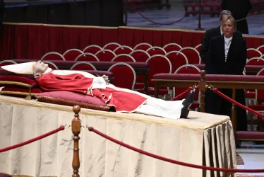 La primera ministra italiana, Giorgia Meloni (d), presenta sus respetos al fallecido papa emérito Benedicto XVI mientras visita la capilla ardiente instalada en la basílica de San Pedro del Vaticano este lunes.