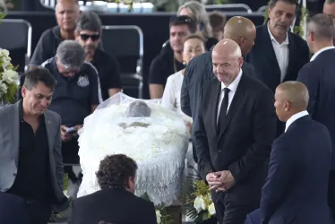 El presidente de la FIFA, Gianni Infantino, asiste al velatorio de Edson Arantes do Nascimento 'Pelé' hoy, en el estadio Vila Belmiro en la ciudad de Santos (Brasil).