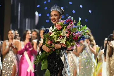 Fotografía cedida por Miss Universo donde aparece Miss Universo Estados Unidos, R'Bonney Gabriel, tras ganar Miss Universo 2022, en el Ernest N. Morial Convention Center en Nueva Orleans, Luisiana (EE. UU.).