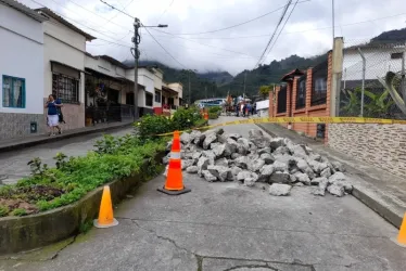 En ese tramo se levantó el pavimento para los trabjos. Los vehículos deben circular en contravía por el carril contrario.