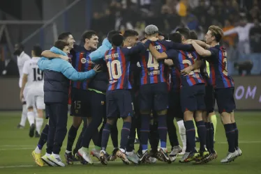 Los jugadores del FC Barcelona celebran la victoria tras la final de la Supercopa de España 2023 que Real Madrid y Barcelona jugaron este domingo en el estadio internacional Rey Fahd de Riad, Arabia Saudita.