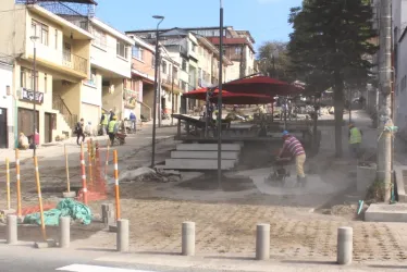 En el último día del plazo para entregar el bulevar de la 48, así se ven los obreros trabajando. 