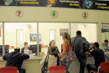 Gente haciendo trámites en la Secretaría de Tránsito de Manizales.