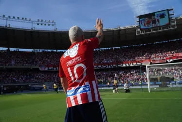 El paisa Juan Fernando Quintero saluda a los hinchas del Junior durante su presentación este domingo como nuevo jugador del onceno barranquillero. 