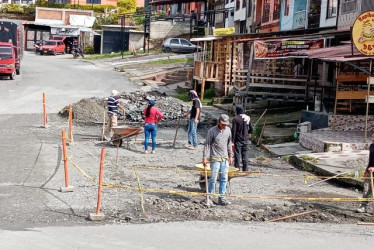 Los obreros intervienen la calle principal de La Pradera. 