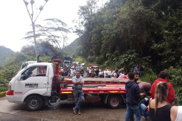 Con grúa, los organismos de socorro lograron sacar el vehículo del agua.