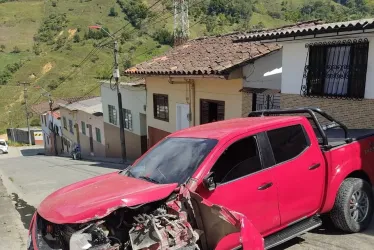 Camioneta se chocó al frente del parqueadero del Hospital de Pácora 