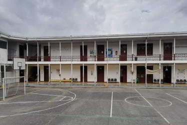 El colegio la Gran Colombia, de Manizales, espera autorización para abrir la jornada de la tarde y atender población extraedad. Lo haría en el primer piso, pues el segundo será intervenido con obras por la Alcaldía, ante una acción popular que falló a favor del requerimiento de un padre de familia.