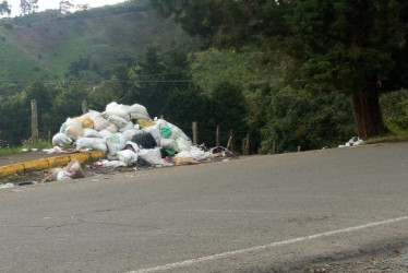 En la Troncal de Occidente se observa un basurero a cielo abierto. 