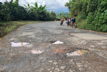 Los huecos de la vía entre Anserma y Risaralda son de cuidado para los conductores. 