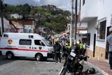 La moto en la que se transportaban ambos hombres quedó destruida y en pedazos por el lugar. Esta es la zona en la que ocurrió el desastre.