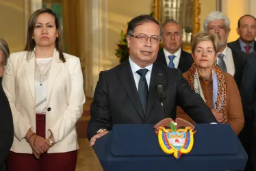 La imagen de Carolina Corcho, ministra de Salud, al lado del presidente Petro, una señal inequívoca del respaldo del presidente a su funcionaria.