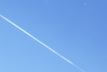 Foto | EFE | LAPATRIA  Un avión comercial (izquierda) vuela por debajo del globo chino (derecha) detectado en el espacio aéreo estadounidense, en Charlotte (Estados Unidos).