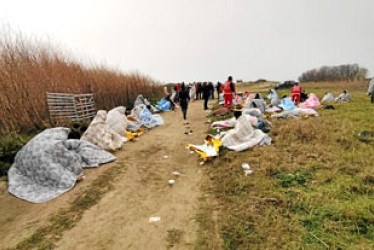 Foto|Efe|LA PATRIA  Las autoridades italianas habían encontrado ayer 60 cadáveres y 80 sobrevivientes en la playa cerca de Cutro, provincia de Crotone en el sur de Italia, después de que un barco que transportaba migrantes se hundió en el mar embravecido cerca de la costa.