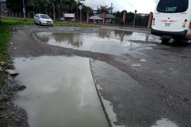 Cuando llueve se ven charcos de gran tamaño a la entrada del Sena. 