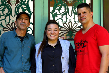 Acompañan a Stephanie Marín, nueva directora de la Casa de la Cultura de Salamina, los talleristas de pintura y danza de la institución, Jorge Ángel y Germán Correa.