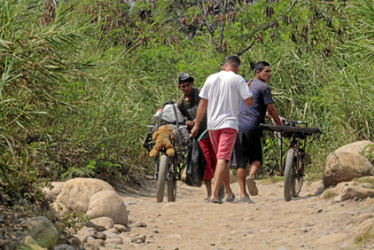 Personas aún cargan mercancías a través de las trochas que conectan a Colombia con Venezuela.