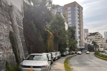 Carros parqueados sobre los andenes de la Avenida Paralela. 