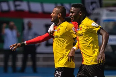 Carlos Ramírez, autor del segundo gol, celebra su compañero Diego Hernández. 