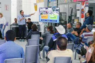  El alcalde, Carlos Mario Marín, con comerciantes de Sanandresito. 